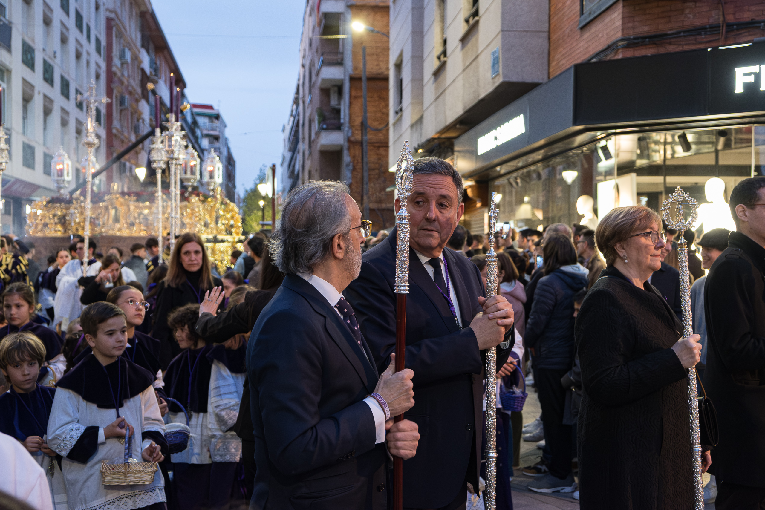 Würdenträger mit Zeremonialstäben begleiten die Prozession